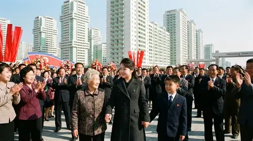 김주애와 주민들의 모습